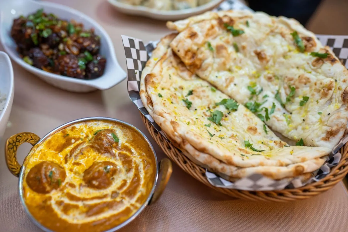 Cesto di naan caldo appena sfornato