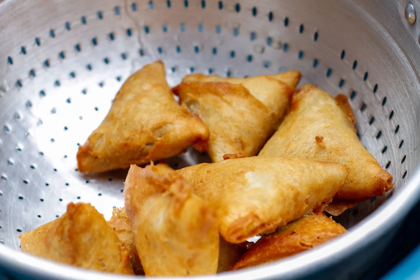 Samosa dorati con le salse