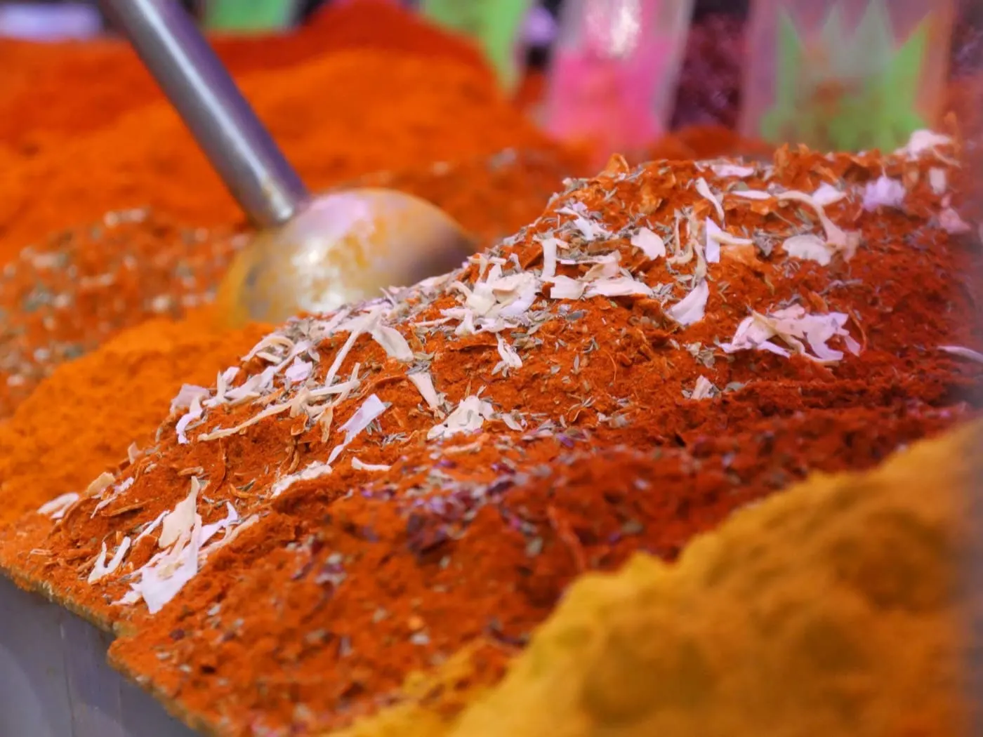 Spezie indiane a mucchi colorati